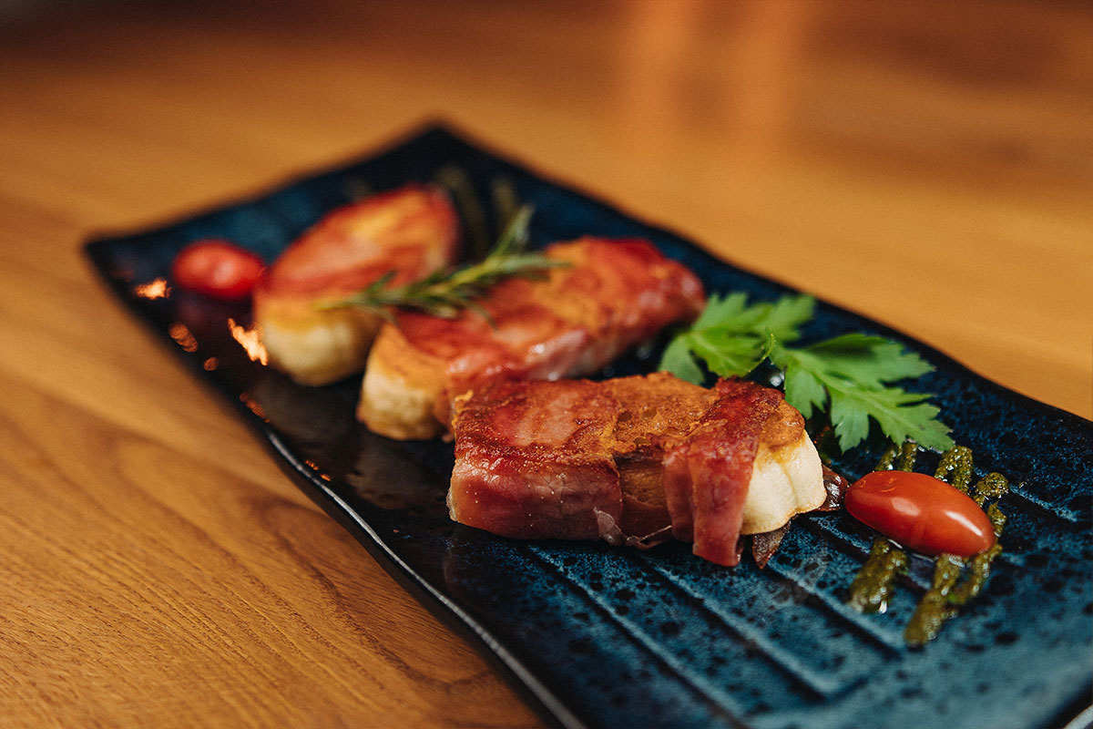 Bruschetta saltimbocca geröstet mit knusprigem Parmaschinken und Salbei