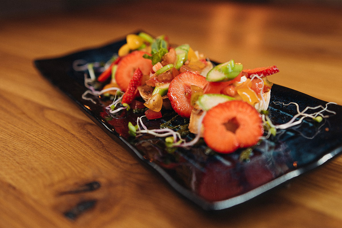 Sommerbruschetta - geröstetes Ciabatta mit Knoblauchtomaten, reifen Erdbeeren und frischem grünen Spargel