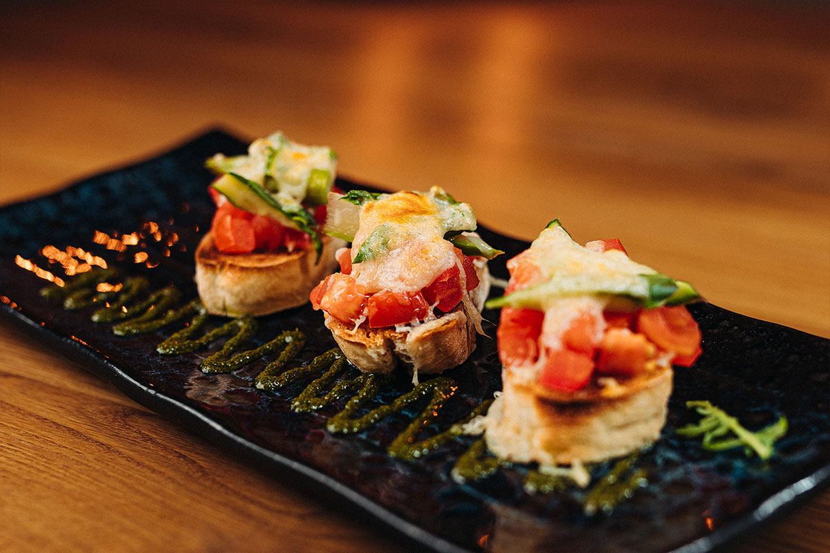 Engel‘s Bruschetta mit frischem grünen Spargel, Tomaten und Parmegiano überbacken