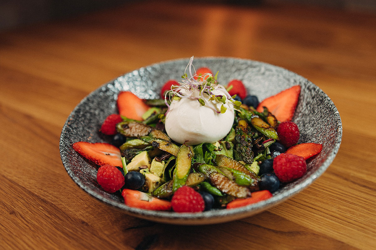 Großer Sommersalat - Blattsalate mit gebratenem grünen Spargel, Avocado, Erdbeeren, gerösteten Kernen, Zitrone & Burrata