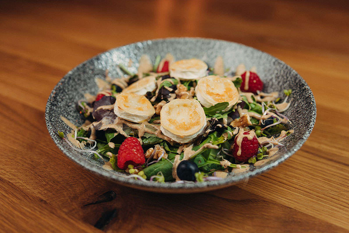 Blattsalat mit Cocktailtomaten, hausgemachtem Pesto und gebratenen Rindersteakstreifen